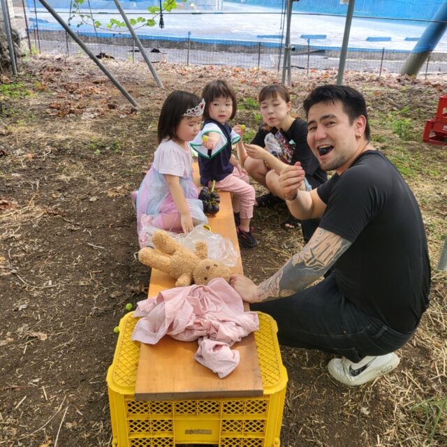 社員とぶどう狩り